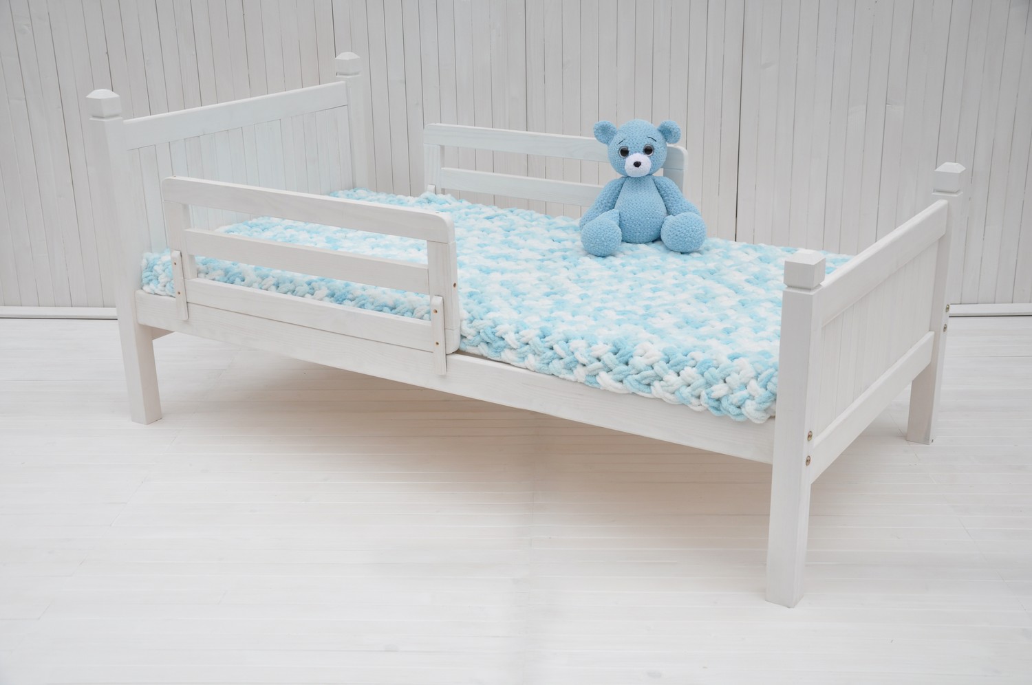 Bērnu gultas no masīvkoka baltā krāsā - modernas franču klasiskas mēbeles Jūsu bērnistabai.