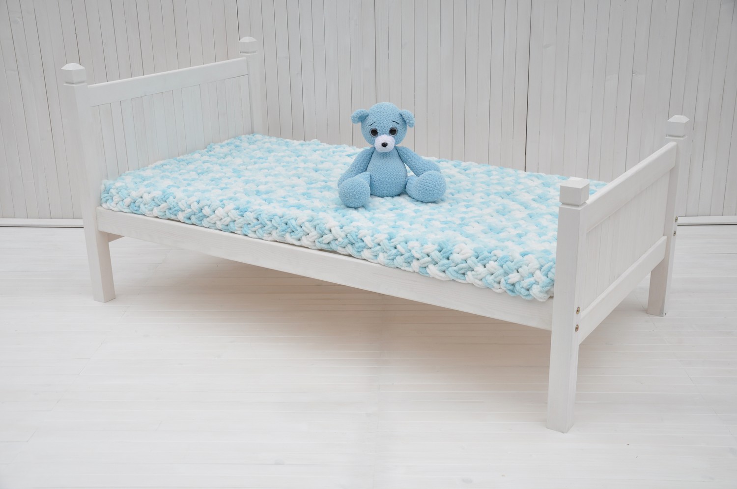 Bērnu gulta Provence no koka baltā krāsā - modernas franču klasiskas mēbeles Jūsu bērnistabai.