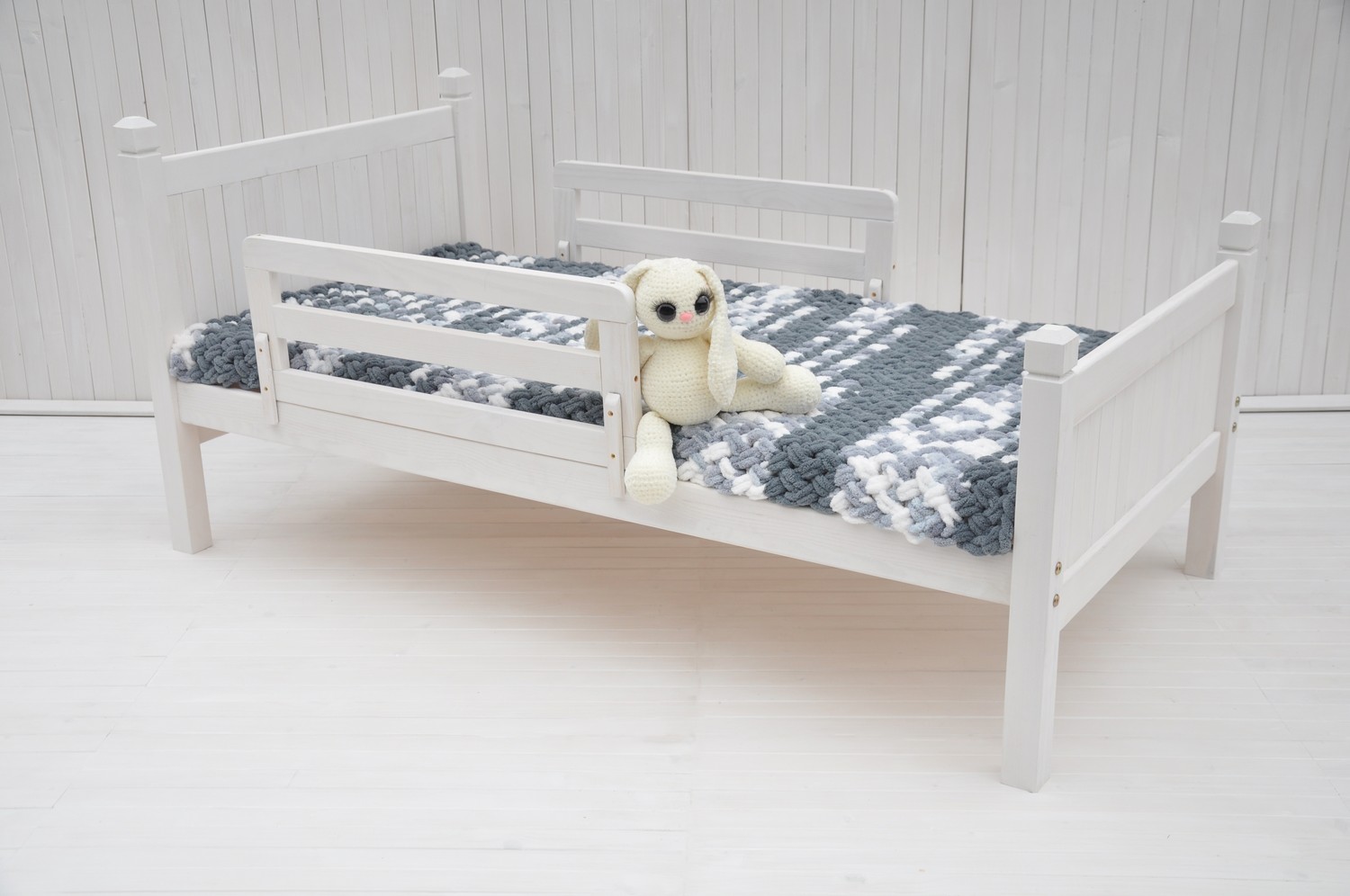 Bērnu gultas Provence no koka baltā krāsā - modernas franču klasiskas mēbeles Jūsu bērnistabai.