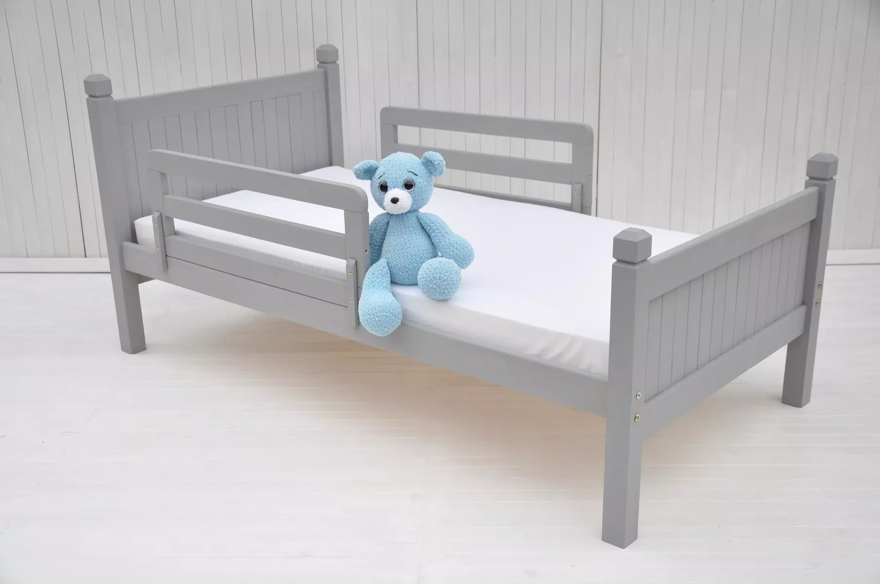 Gultas bērniem "Provence" - zema gulta ar noņemamam drošibas maliņam. Droša pāreja no zidaiņu gultiņai, der jebkura izmēra istabai.