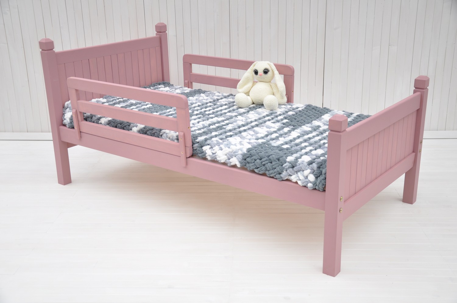 Bērnu gulta Provence ar noņemamu drošības maliņu lavandas krāsā - modernas franču klasiskas mēbeles Jūsu bērnistabai.