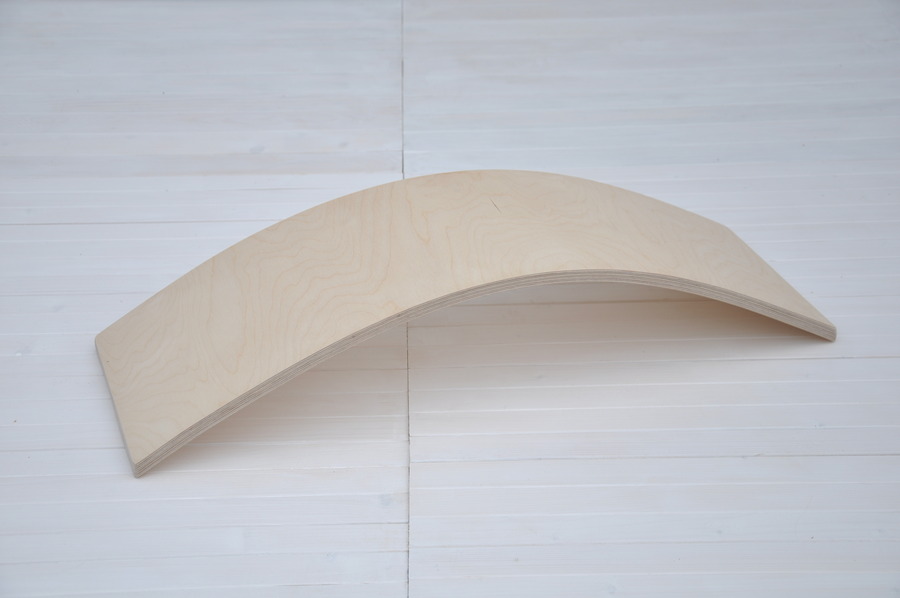 Līdzsvara dēlis paredzēts lai attīstīt kordināciju mazuļiem jau no 12 menešiem mājās