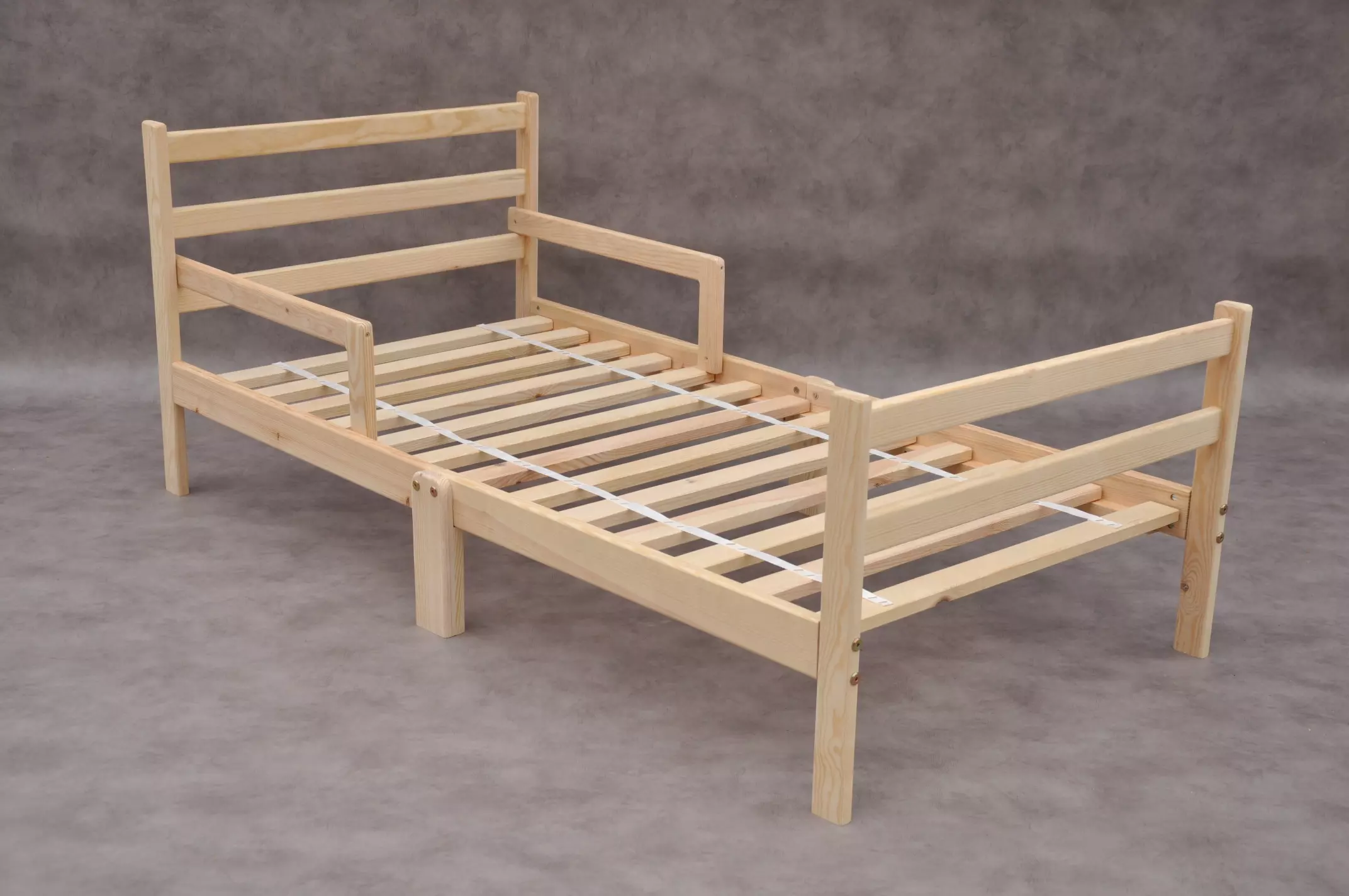 Bērnu gultas no Barin veikala, ražotas Latvijā - Amberwood priedes koka gultas rāmis un koka redeles komplektā, bērnu gultiņa ar barjeru 140x70 cm mazuļa saldajiem sapņiem, pieejāma ātri un ērti, ar piegādi visā Latvijā.