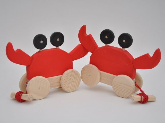 Koka Bērnu Rotaļlietas Jūras iemitnieki: Mr. Krabis karaliskie krabji velkamas koka rotaļlietas bērnu motorikas attīstībai un jautrai spēlei ar piegādi no Barin.lv internet veikalā ar piegādi.