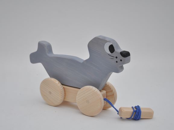 Bērnu koka rotaļlietas motorikas attīstībai Jūsu mazulim. Jūras iemitnieki: Jūras Lauva velkamas koka rotaļlietas tikai Barin.lv internet veikalā ar piegādi.