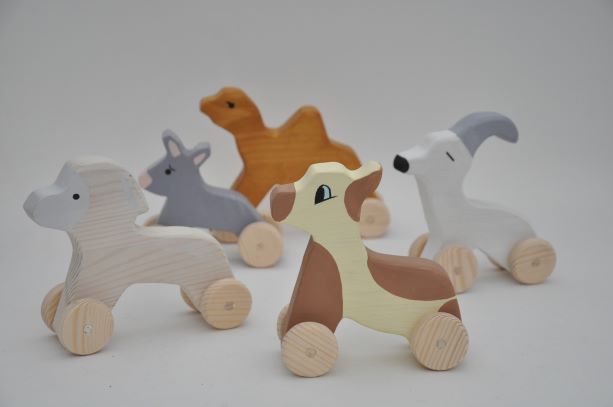 Koka Rotaļlietas bērniem – Savvaļas dzīvnieki: Kamielis. Velkamā koka rotaļlieta bērnu sīkas motorikas attīstībai