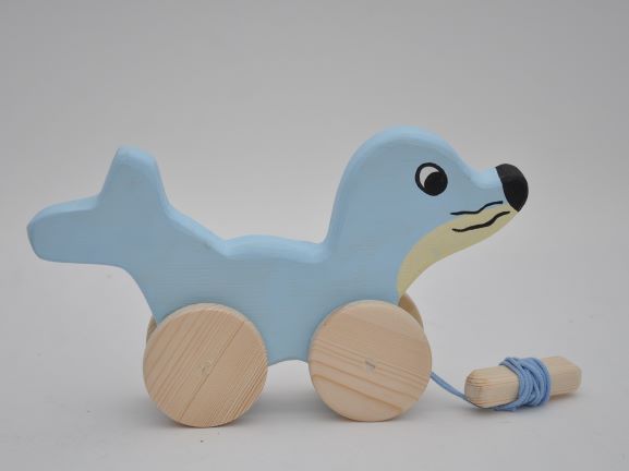 Bērnu rotaļlietas attīstībai Jūsu mazulim. Jūras iemitnieki: Jūras Ronis Zilā krāsā velkamā koka rotaļlietas tikai Barin.lv internet veikalā ar piegādi.