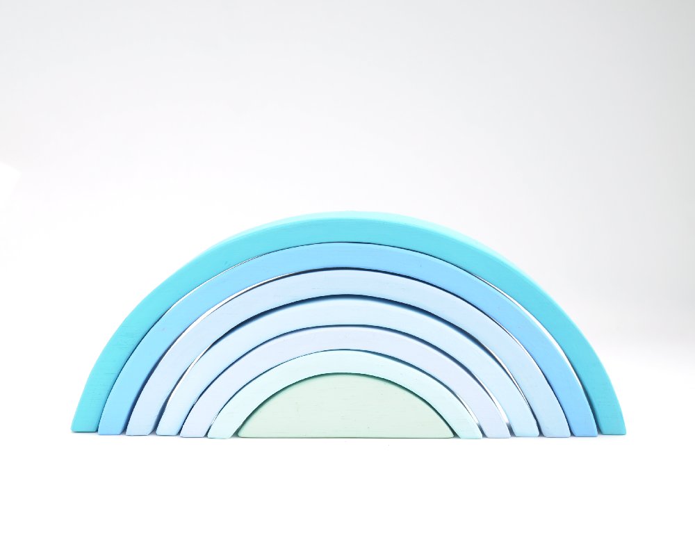 Bērnu attīstošās koka rotaļlietas pirkt online Barin.lv veikalā ar piegādi mājās! Barin Pasteļu Koka Varavīksne Debesu Zilā krāsā, XL lielā izmerā koka piramīda Jūsu Mazuļa Montesori attīstošām nodarbībām un izklaidei!