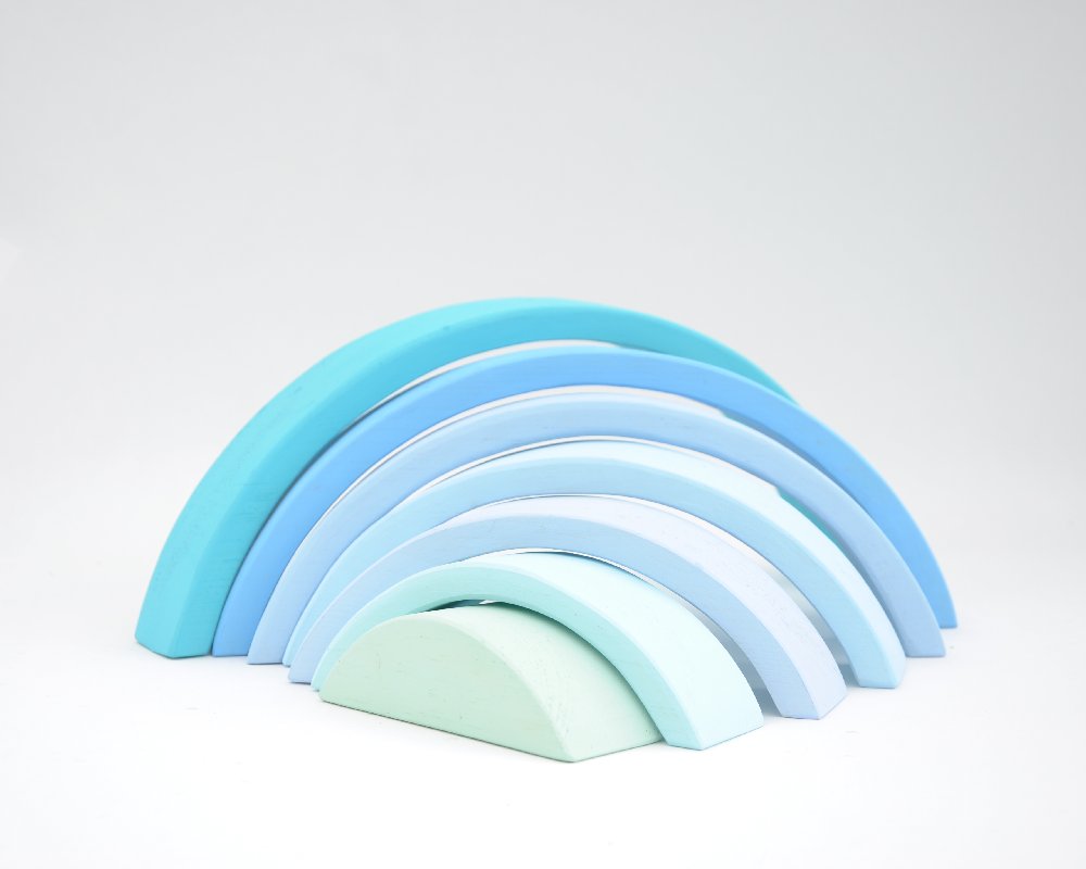 Bērnu attīstošās koka rotaļlietas pirkt online Barin.lv veikalā ar piegādi mājās! Barin Pasteļu Koka Varavīksne Debesu Zilā krāsā, XL lielā izmerā koka piramīda Jūsu Mazuļa Montesori attīstošām nodarbībām un izklaidei!