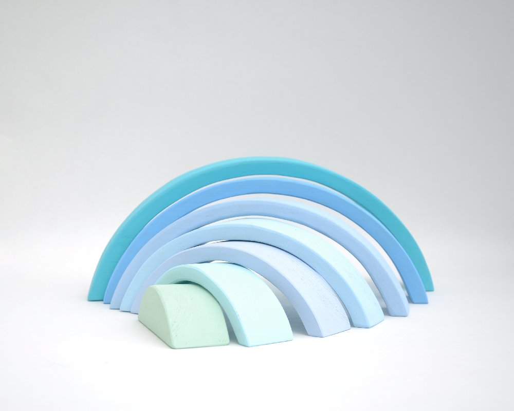 Bērnu attīstošās koka rotaļlietas pirkt online Barin.lv veikalā ar piegādi mājās! Barin Pasteļu Koka Varavīksne Debesu Zilā krāsā, XL lielā izmerā koka piramīda Jūsu Mazuļa Montesori attīstošām nodarbībām un izklaidei!