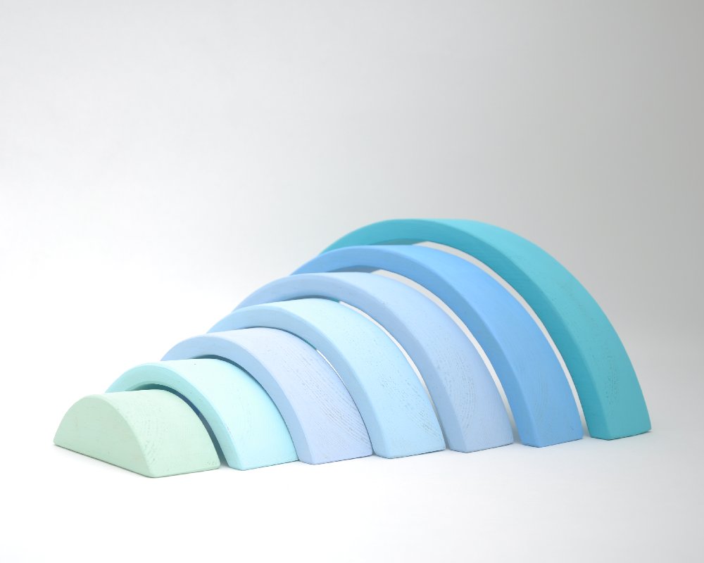 Bērnu attīstošās koka rotaļlietas pirkt online Barin.lv veikalā ar piegādi mājās! Barin Pasteļu Koka Varavīksne Debesu Zilā krāsā, XL lielā izmerā koka piramīda Jūsu Mazuļa Montesori attīstošām nodarbībām un izklaidei!