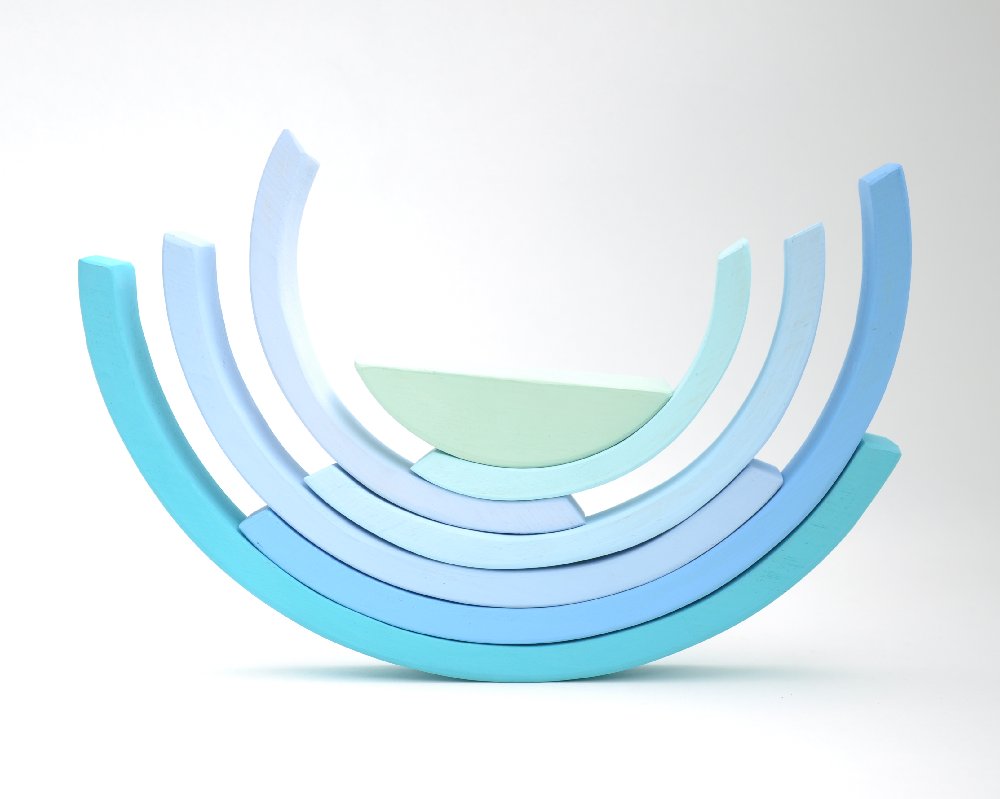 Bērnu attīstošās koka rotaļlietas pirkt online Barin.lv veikalā ar piegādi mājās! Barin Pasteļu Koka Varavīksne Debesu Zilā krāsā, XL lielā izmerā koka piramīda Jūsu Mazuļa Montesori attīstošām nodarbībām un izklaidei!