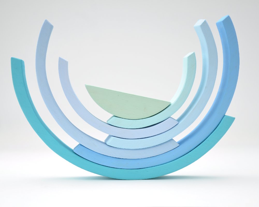 Bērnu attīstošās koka rotaļlietas pirkt online Barin.lv veikalā ar piegādi mājās! Barin Pasteļu Koka Varavīksne Debesu Zilā krāsā, XL lielā izmerā koka piramīda Jūsu Mazuļa Montesori attīstošām nodarbībām un izklaidei!