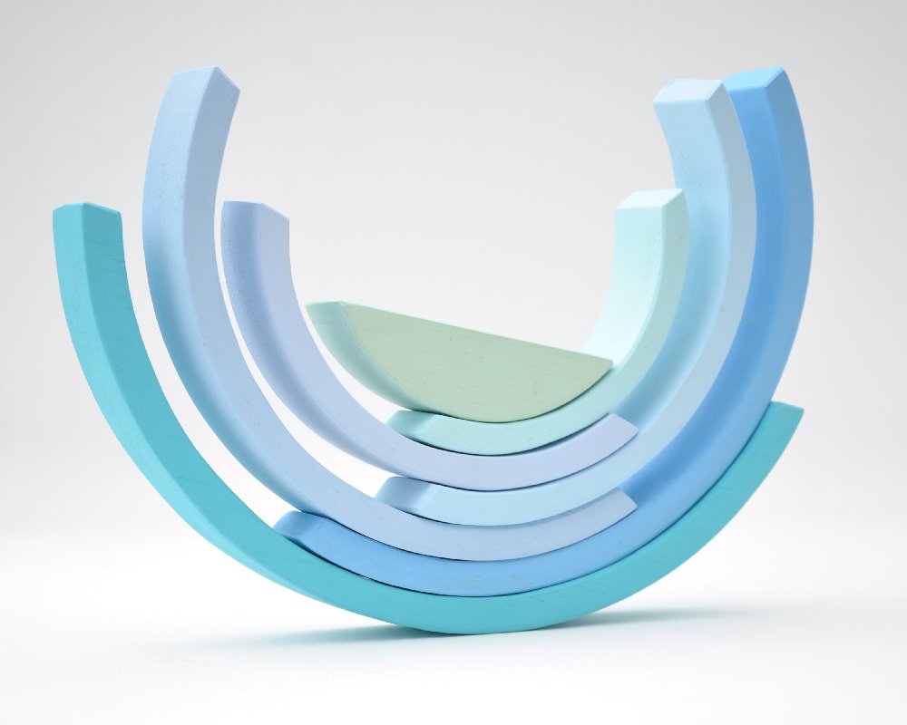 Bērnu attīstošās koka rotaļlietas pirkt online Barin.lv veikalā ar piegādi mājās! Barin Pasteļu Koka Varavīksne Debesu Zilā krāsā, XL lielā izmerā koka piramīda Jūsu Mazuļa Montesori attīstošām nodarbībām un izklaidei!