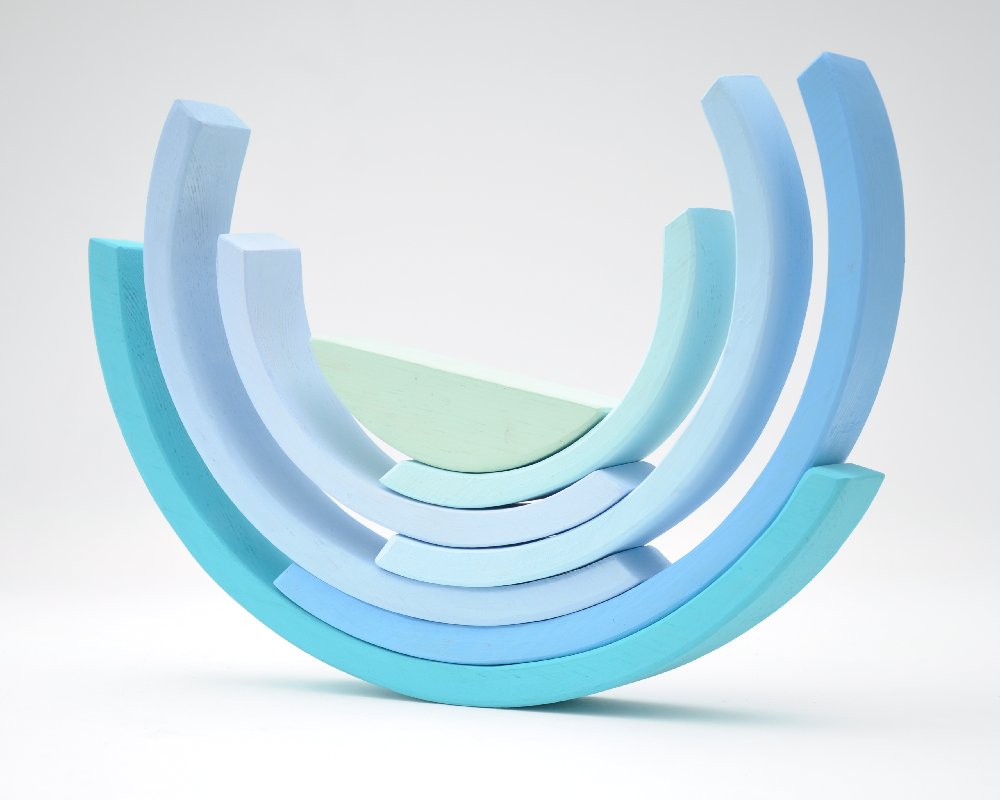 Bērnu attīstošās koka rotaļlietas pirkt online Barin.lv veikalā ar piegādi mājās! Barin Pasteļu Koka Varavīksne Debesu Zilā krāsā, XL lielā izmerā koka piramīda Jūsu Mazuļa Montesori attīstošām nodarbībām un izklaidei!