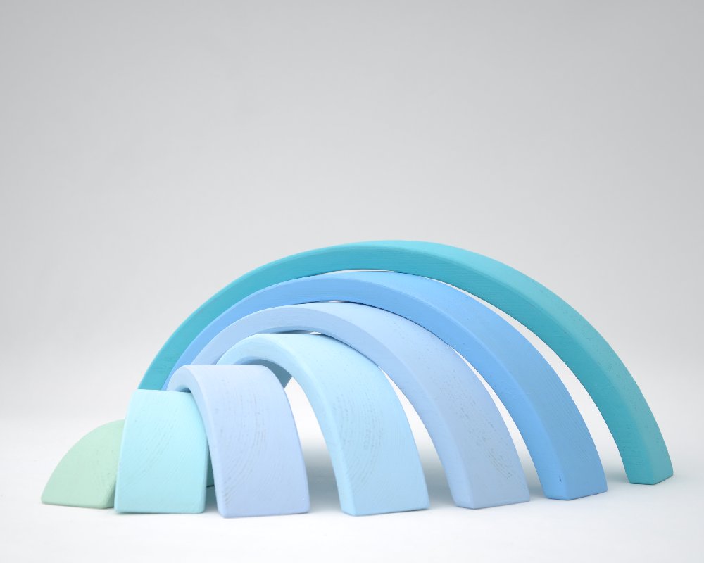 Bērnu attīstošās koka rotaļlietas pirkt online Barin.lv veikalā ar piegādi mājās! Barin Pasteļu Koka Varavīksne Debesu Zilā krāsā, XL lielā izmerā koka piramīda Jūsu Mazuļa Montesori attīstošām nodarbībām un izklaidei!