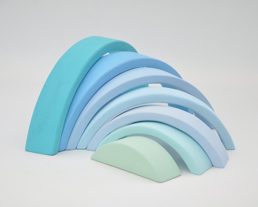 Bērnu attīstošās koka rotaļlietas pirkt online Barin.lv veikalā ar piegādi mājās! Barin Pasteļu Koka Varavīksne Debesu Zilā krāsā, XL lielā izmerā koka piramīda Jūsu Mazuļa Montesori attīstošām nodarbībām un izklaidei!