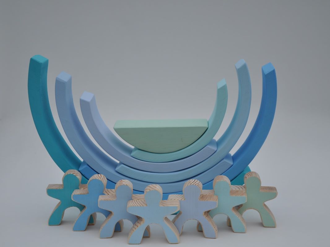 Attīstošas rotaļlietas krāsaini koka klucīši 7 koka varavīksnes cilvēciņi un pasteļu krāsa Debesu Zilā Varavīksne pirkt Barin.lv veikalā