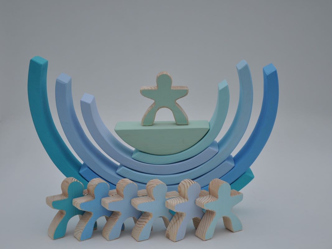 Attīstošas rotaļlietas krāsaini koka klucīši 7 koka varavīksnes cilvēciņi un pasteļu krāsa Debesu Zilā Varavīksne pirkt Barin.lv veikalā