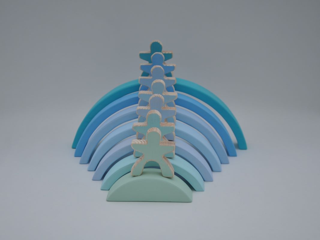 Attīstošas rotaļlietas krāsaini koka klucīši 7 koka varavīksnes cilvēciņi un pasteļu krāsa Debesu Zilā Varavīksne pirkt Barin.lv veikalā