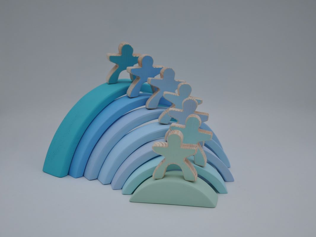 Attīstošas rotaļlietas krāsaini koka klucīši 7 koka varavīksnes cilvēciņi un pasteļu krāsa Debesu Zilā Varavīksne pirkt Barin.lv veikalā