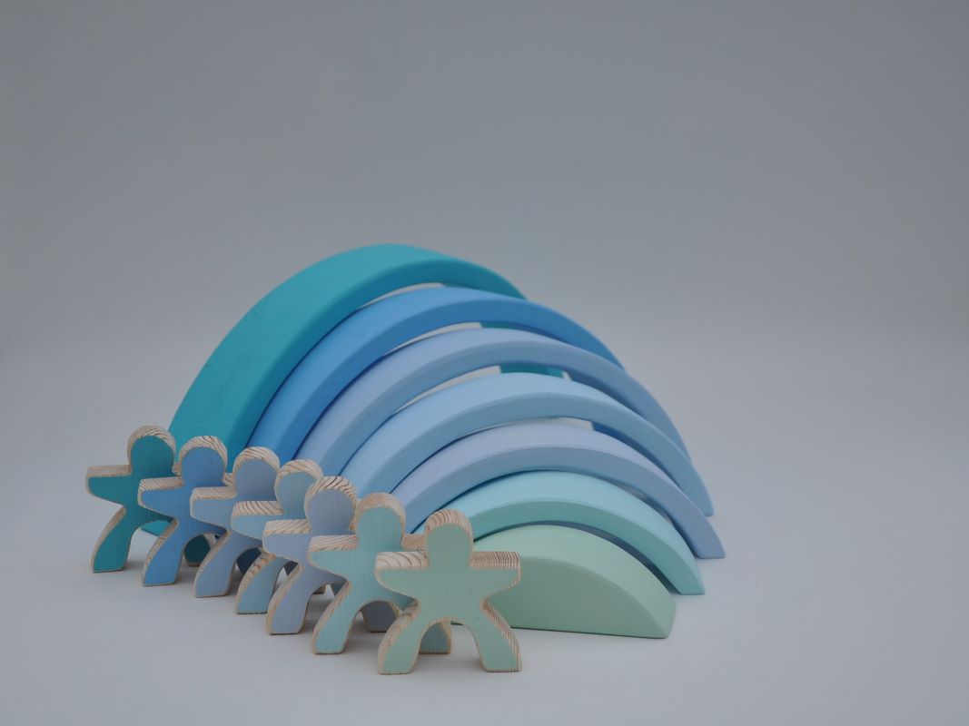 Attīstošas rotaļlietas krāsaini koka klucīši 7 koka varavīksnes cilvēciņi un pasteļu krāsa Debesu Zilā Varavīksne pirkt Barin.lv veikalā