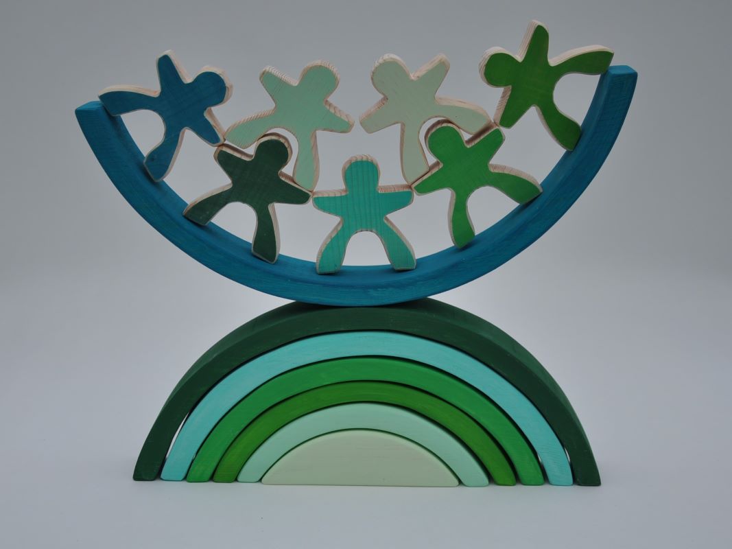 Attīstošas rotaļlietas krāsaini koka klucīši 7 koka varavīksnes cilvēciņi un Smaragda Zaļa Koka Varavīksne pirkt Barin.lv interneta veikalā