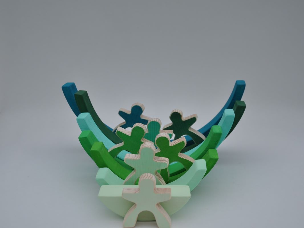 Attīstošas rotaļlietas krāsaini koka klucīši 7 koka varavīksnes cilvēciņi un Smaragda Zaļa Koka Varavīksne pirkt Barin.lv interneta veikalā