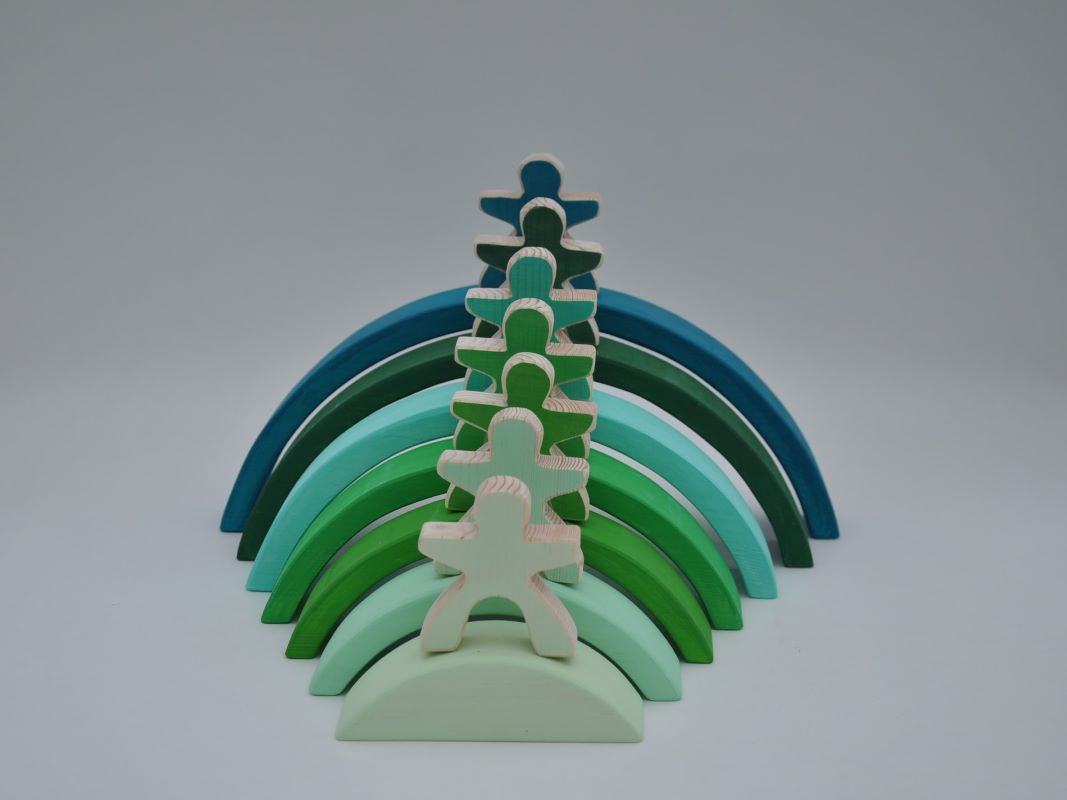 Attīstošas rotaļlietas krāsaini koka klucīši 7 koka varavīksnes cilvēciņi un Smaragda Zaļa Koka Varavīksne pirkt Barin.lv interneta veikalā