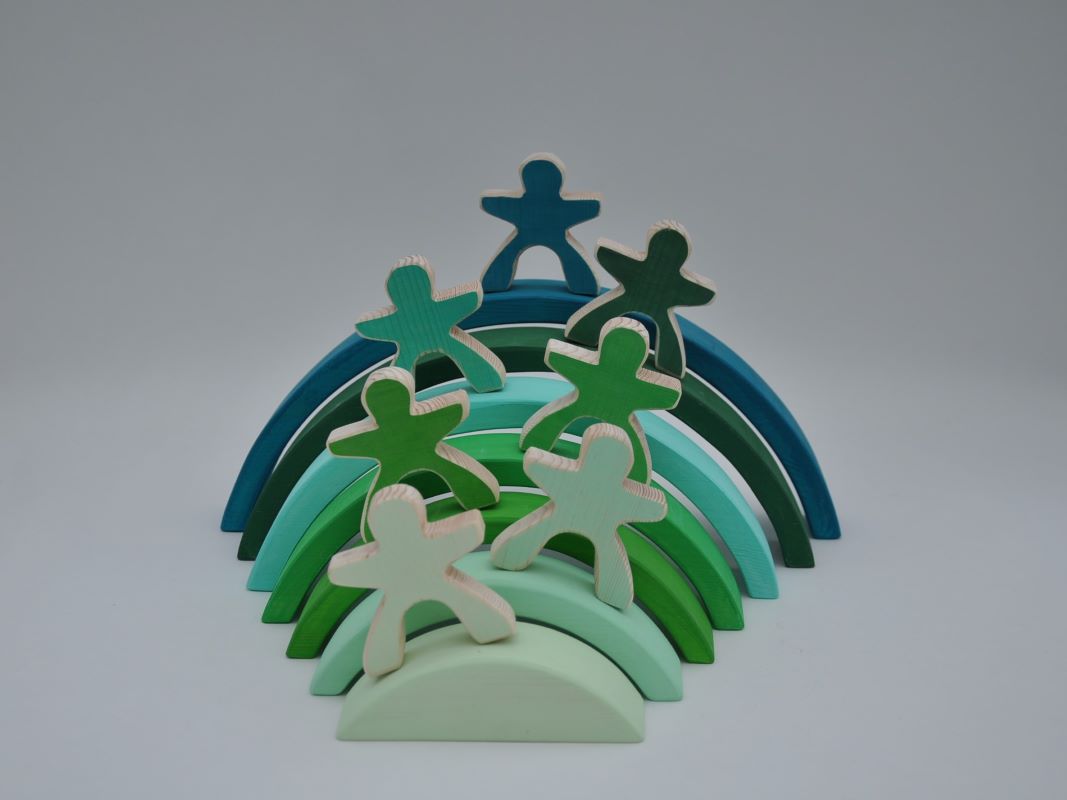 Attīstošas rotaļlietas krāsaini koka klucīši 7 koka varavīksnes cilvēciņi un Smaragda Zaļa Koka Varavīksne pirkt Barin.lv interneta veikalā