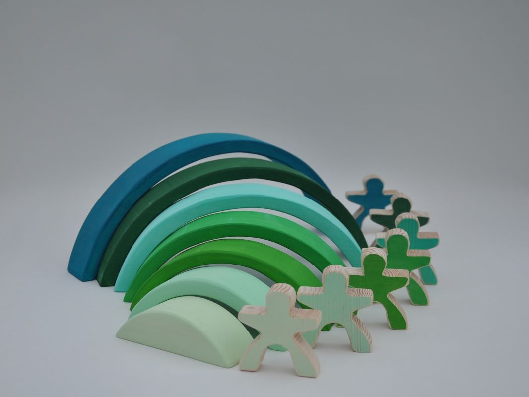 Attīstošas rotaļlietas krāsaini koka klucīši 7 koka varavīksnes cilvēciņi un Smaragda Zaļa Koka Varavīksne pirkt Barin.lv interneta veikalā