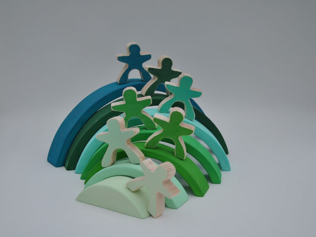 Attīstošas rotaļlietas krāsaini koka klucīši 7 koka varavīksnes cilvēciņi un Smaragda Zaļa Koka Varavīksne pirkt Barin.lv interneta veikalā