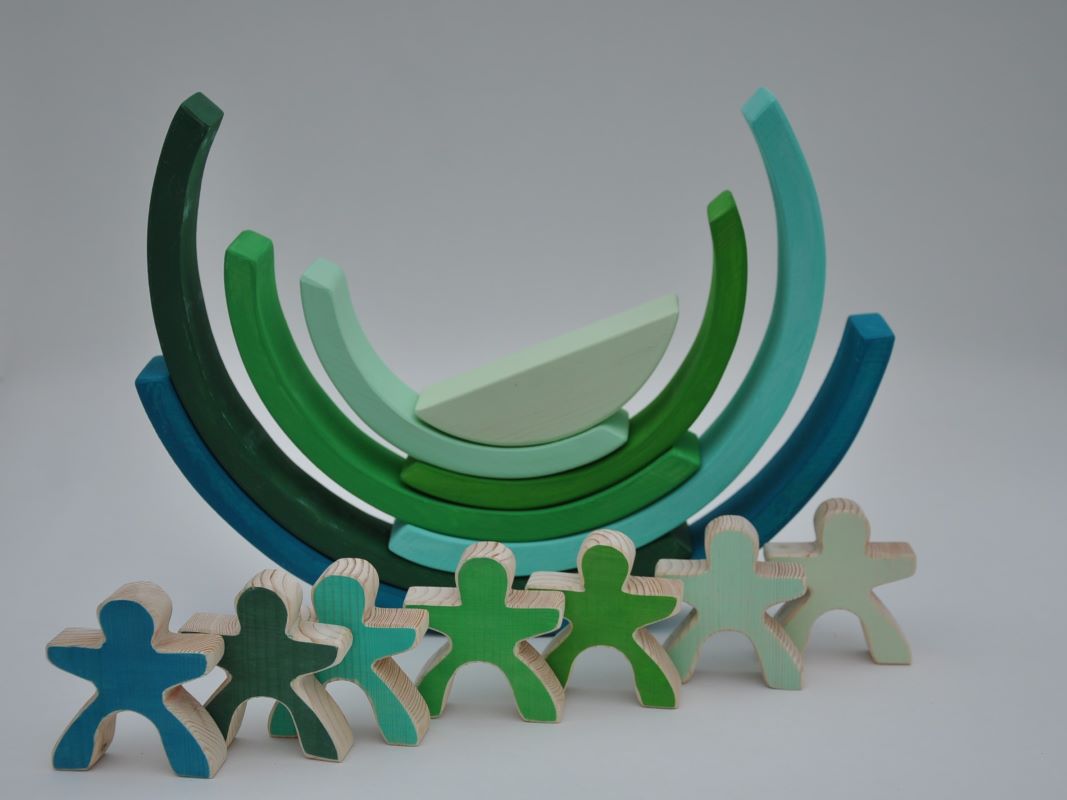 Attīstošas rotaļlietas krāsaini koka klucīši 7 koka varavīksnes cilvēciņi un Smaragda Zaļa Koka Varavīksne pirkt Barin.lv interneta veikalā