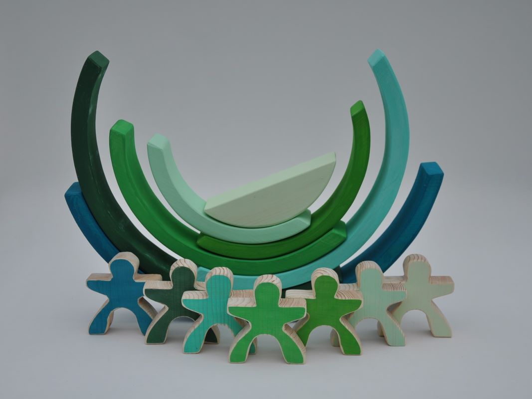 Attīstošas rotaļlietas krāsaini koka klucīši 7 koka varavīksnes cilvēciņi un Smaragda Zaļa Koka Varavīksne pirkt Barin.lv interneta veikalā