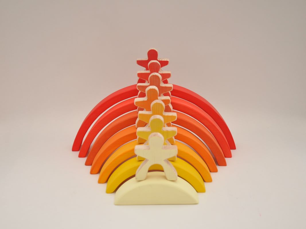 Attīstošas rotaļlietas krāsaini klucīši koka varavīksne Oranža ar 7 koka cilvēciņiem pirkt Barin.lv internet veikalā