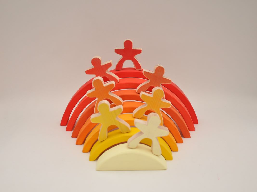 Attīstošas rotaļlietas krāsaini klucīši koka varavīksne Oranža ar 7 koka cilvēciņiem pirkt Barin.lv internet veikalā