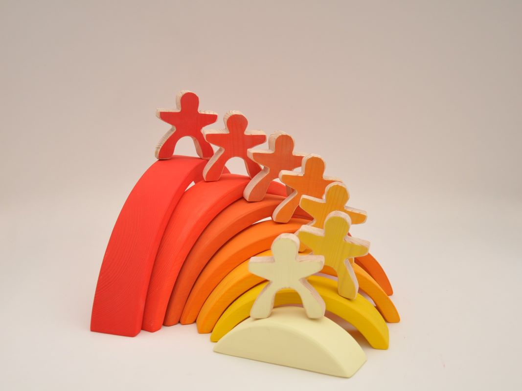 Attīstošas rotaļlietas krāsaini klucīši koka varavīksne Oranža ar 7 koka cilvēciņiem pirkt Barin.lv internet veikalā