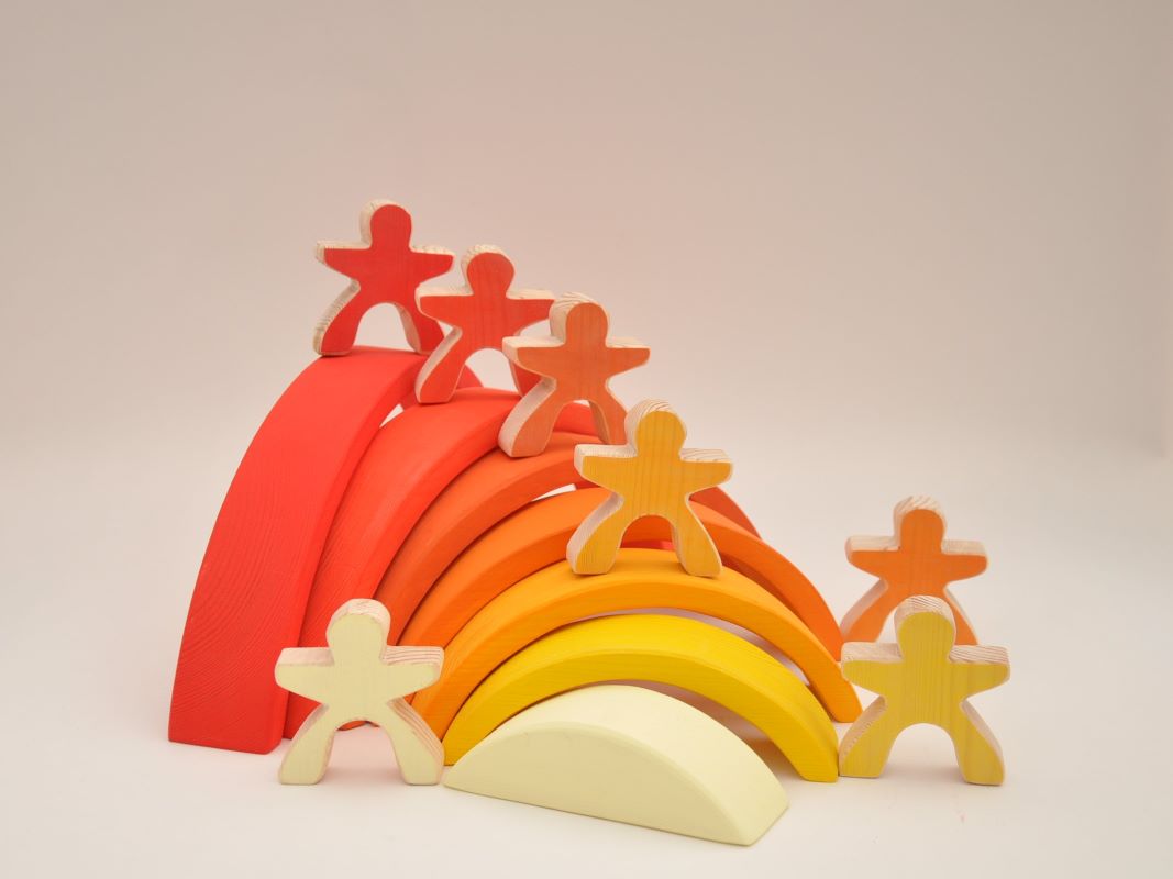 Attīstošas rotaļlietas krāsaini klucīši koka varavīksne Oranža ar 7 koka cilvēciņiem pirkt Barin.lv internet veikalā