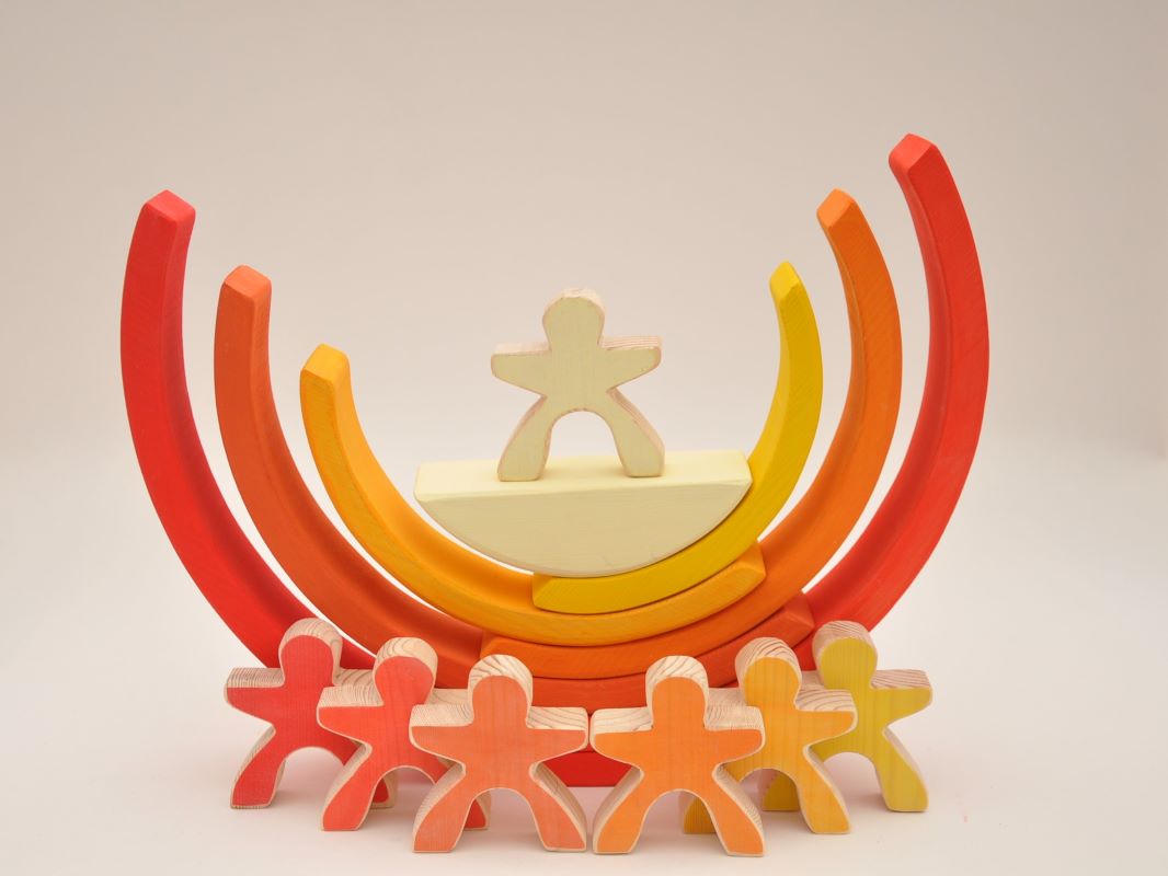 Attīstošas rotaļlietas krāsaini klucīši koka varavīksne Oranža ar 7 koka cilvēciņiem pirkt Barin.lv internet veikalā