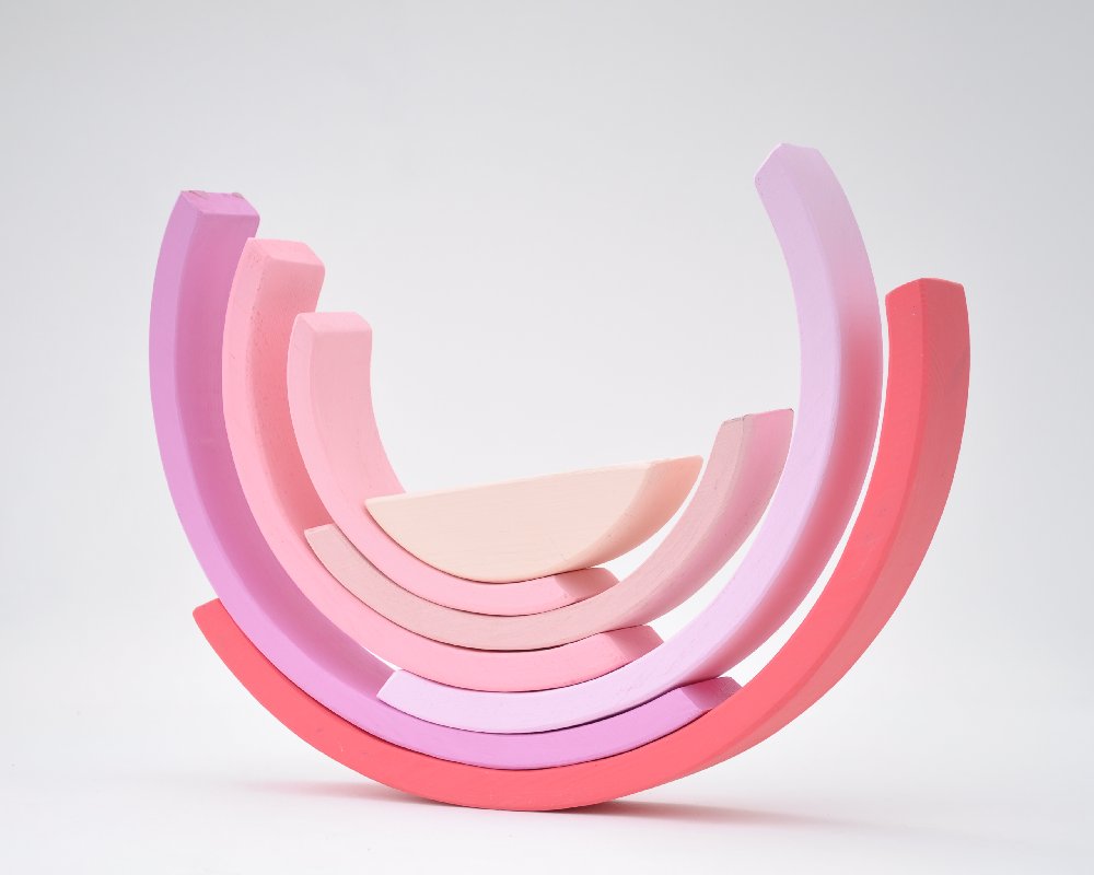 Rotaļlietas meitenēm pērc online Barin.lv ar piegādi mājās! Barin Koka Varavīksne Maigi rozā saldumu krāsā, XL lielā izmerā koka piramīda Jūsu Mazuļa Montesori attīstošām nodarbībām un izklaidei!