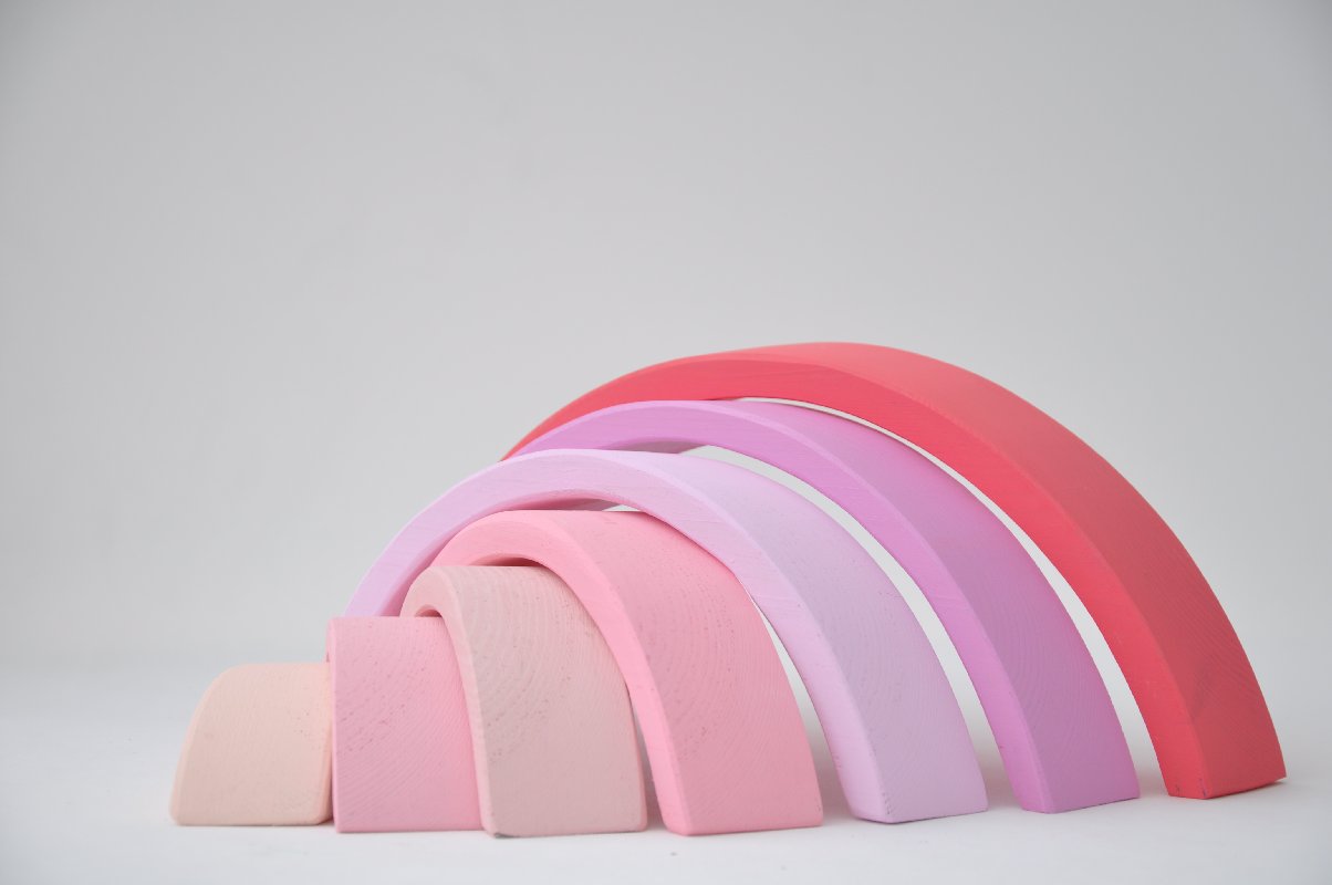 Rotaļlietas meitenēm pērc online Barin.lv ar piegādi mājās! Barin Koka Varavīksne Maigi rozā saldumu krāsā, XL lielā izmerā koka piramīda Jūsu Mazuļa Montesori attīstošām nodarbībām un izklaidei!