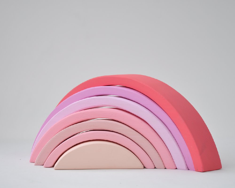 Rotaļlietas meitenēm pērc online Barin.lv ar piegādi mājās! Barin Koka Varavīksne Maigi rozā saldumu krāsā, XL lielā izmerā koka piramīda Jūsu Mazuļa Montesori attīstošām nodarbībām un izklaidei!