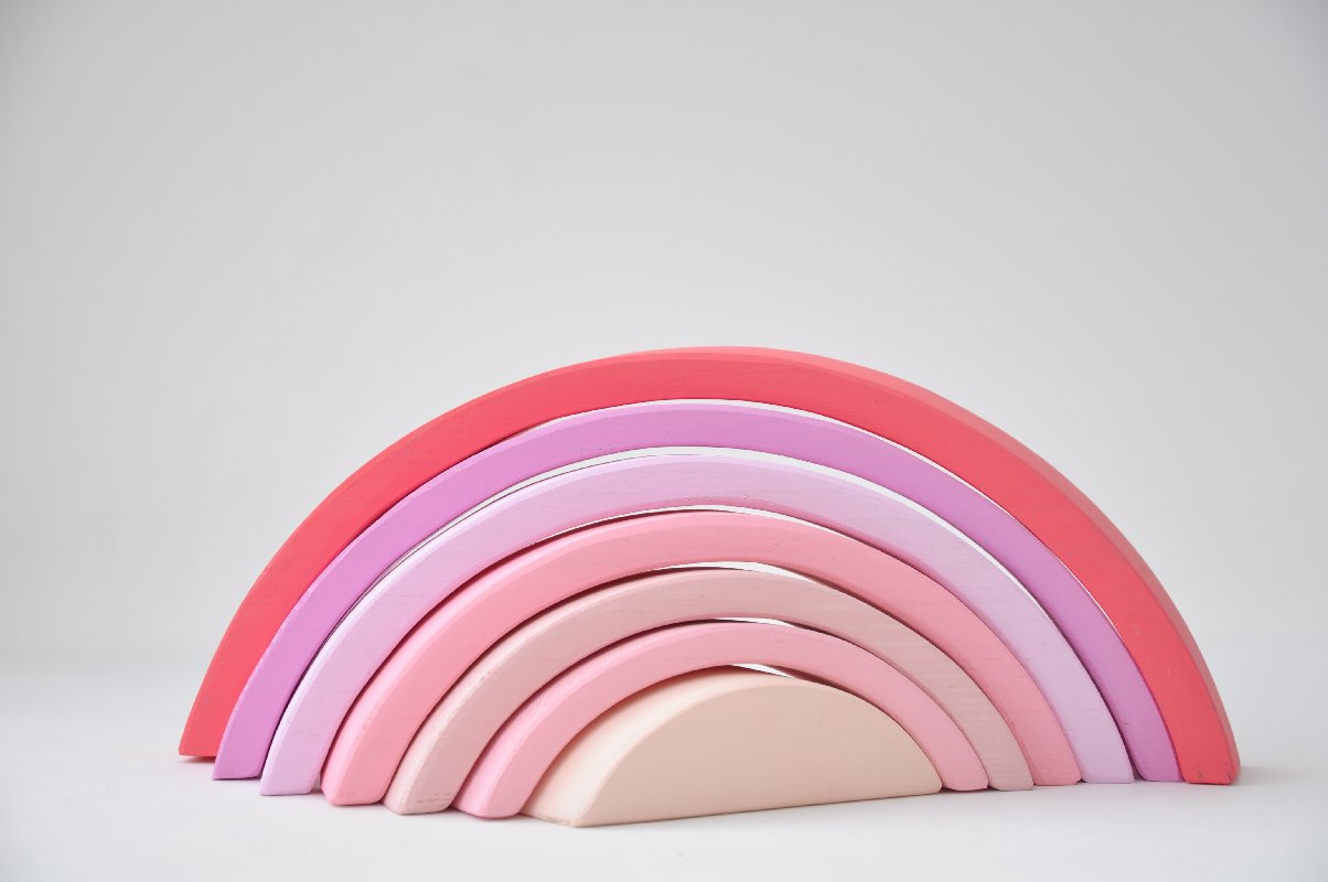 Rotaļlietas meitenēm pērc online Barin.lv ar piegādi mājās! Barin Koka Varavīksne Maigi rozā saldumu krāsā, XL lielā izmerā koka piramīda Jūsu Mazuļa Montesori attīstošām nodarbībām un izklaidei!