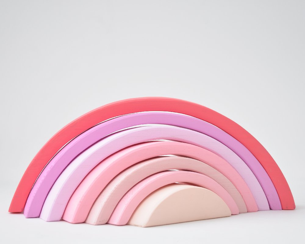 Rotaļlietas meitenēm pērc online Barin.lv ar piegādi mājās! Barin Koka Varavīksne Maigi rozā saldumu krāsā, XL lielā izmerā koka piramīda Jūsu Mazuļa Montesori attīstošām nodarbībām un izklaidei!