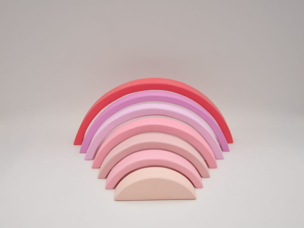 Rotaļlietas meitenēm pērc online Barin.lv ar piegādi mājās! Barin Koka Varavīksne Maigi rozā saldumu krāsā, XL lielā izmerā koka piramīda Jūsu Mazuļa Montesori attīstošām nodarbībām un izklaidei!