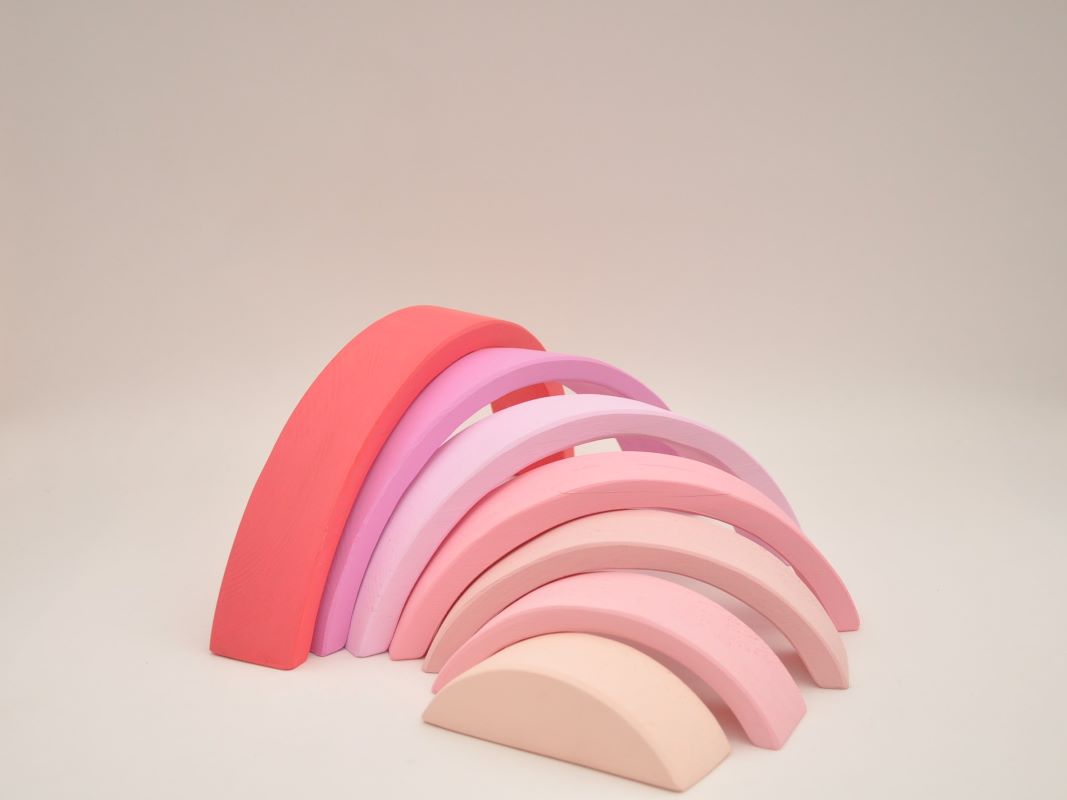 Rotaļlietas meitenēm pērc online Barin.lv ar piegādi mājās! Barin Koka Varavīksne Maigi rozā saldumu krāsā, XL lielā izmerā koka piramīda Jūsu Mazuļa Montesori attīstošām nodarbībām un izklaidei!