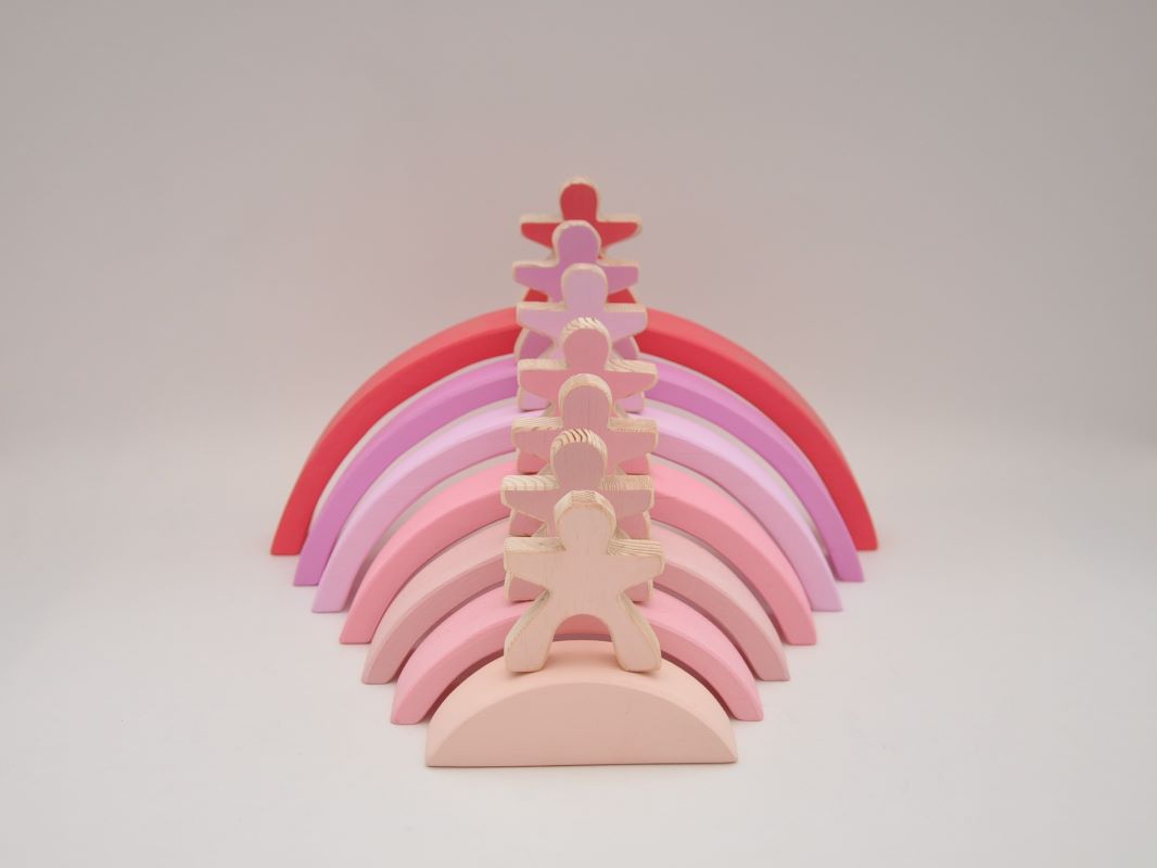 Attīstošas rotaļlietas krāsaini koka klucīši 7 koka varavīksnes cilvēciņi un Roza Varavīksne pirkt Barin.lv interneta veikalā