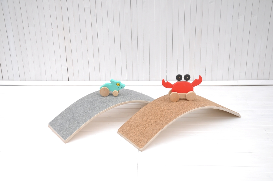 Līdzsvara dēlis balansēšanai maziem bērniem ar filcu un korķi
