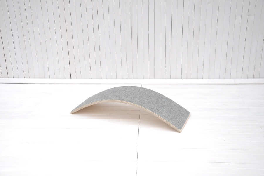 Līdzsvara dēlis ar pelēko filcu. Sporta un fiziskās audzināšanas spēles bērniem no 1 gada līdz skolas vecumam