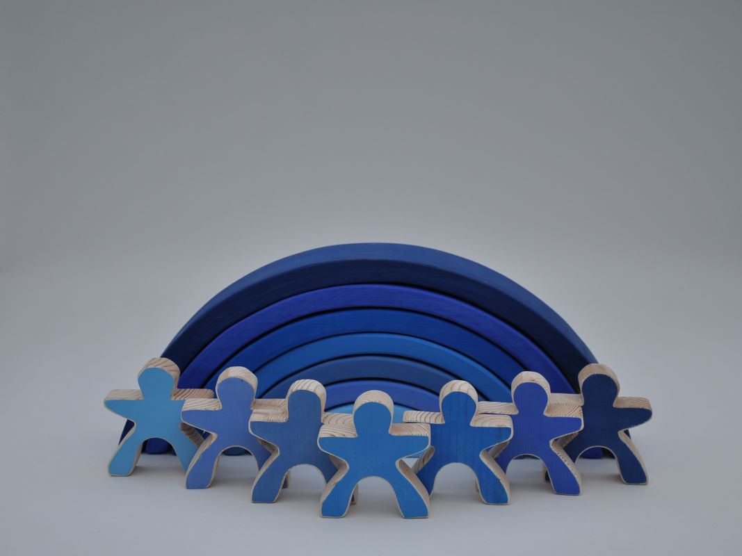 Attīstošas rotaļlietas krāsaini koka klucīši 7 koka varavīksnes cilvēciņi un Tumši Zila Koka Varavīksne pirkt Barin.lv interneta veikala